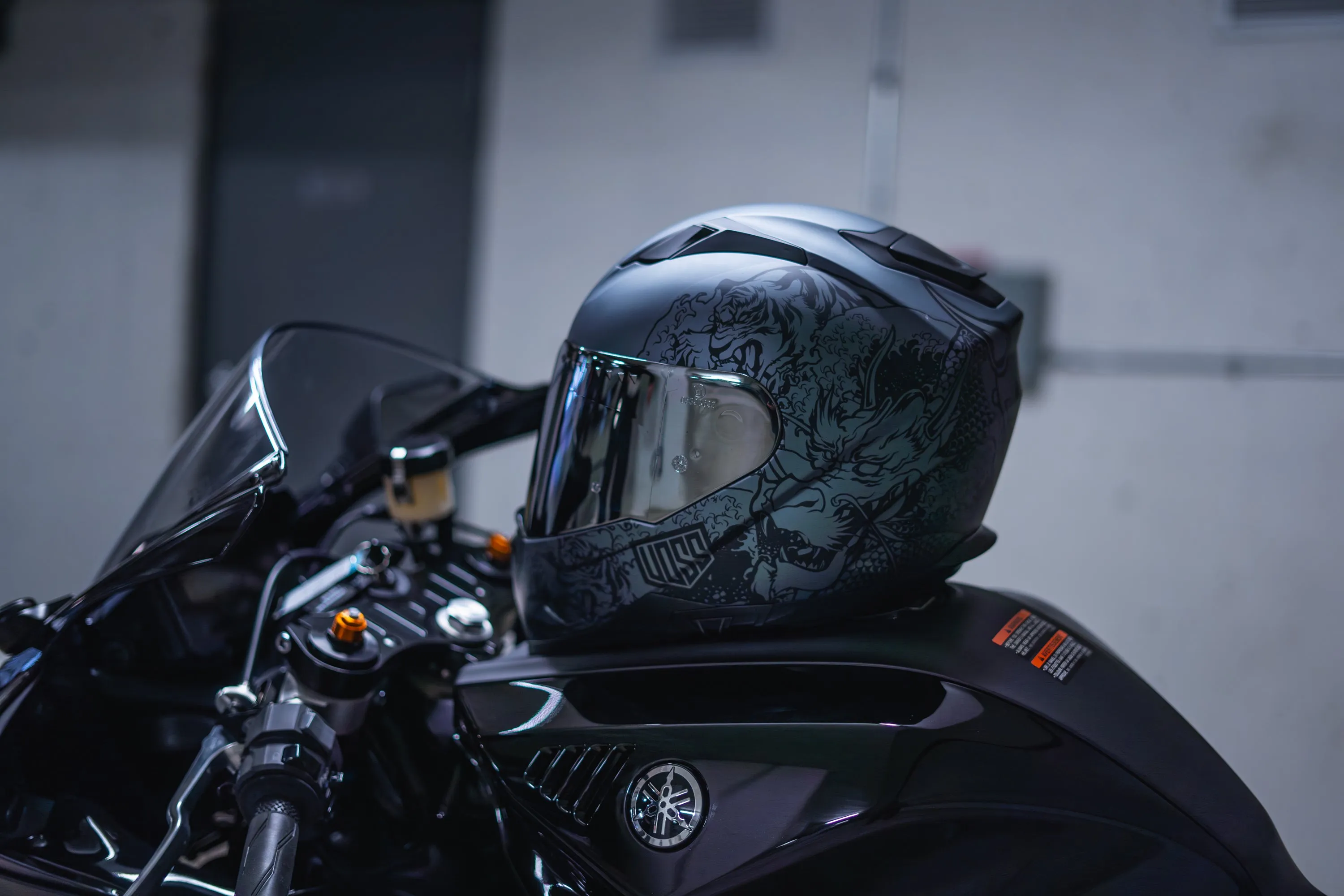 Voss 989 Moto-V Black/Gun Metal Rei Helmet.